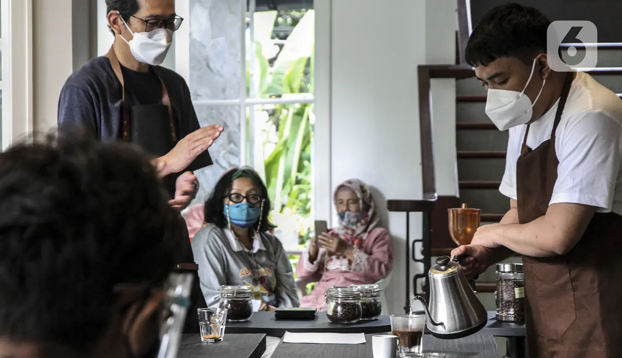Praktisi (kiri) mengajar pembuatan kopi kepada anak berkebutuhan khusus di The Home, Cilandak, Jakarta, Selasa (11/1/2022). Belajar membuat kopi merupakan salah satu pelatihan khusus yang disesuaikan dari minat anak berkebutuhan khusus setelah selesai pendidikan di SLB. (Liputan6.com/Johan Tallo)