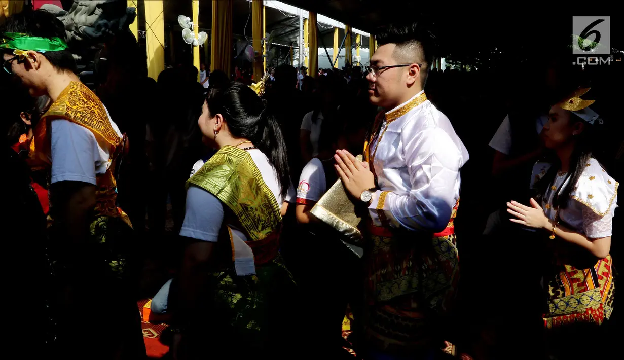 Umat Buddha bersiap merayakan Hari Raya Waisak 2562 BE/2018 di Wihara Ekayana Arama, Jakarta Barat, Selasa (29/5). Waisak tahun ini bertemakan 'Harmoni dalam Kebinekaan untuk Bangsa'. (Liputan6.com/JohanTallo)