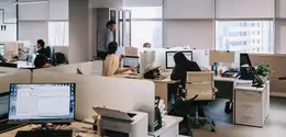 Ilustrasi karyawan, bekerja, suasana kantor. (Photo by Damir Kopezhanov on Unsplash)
&nbsp;