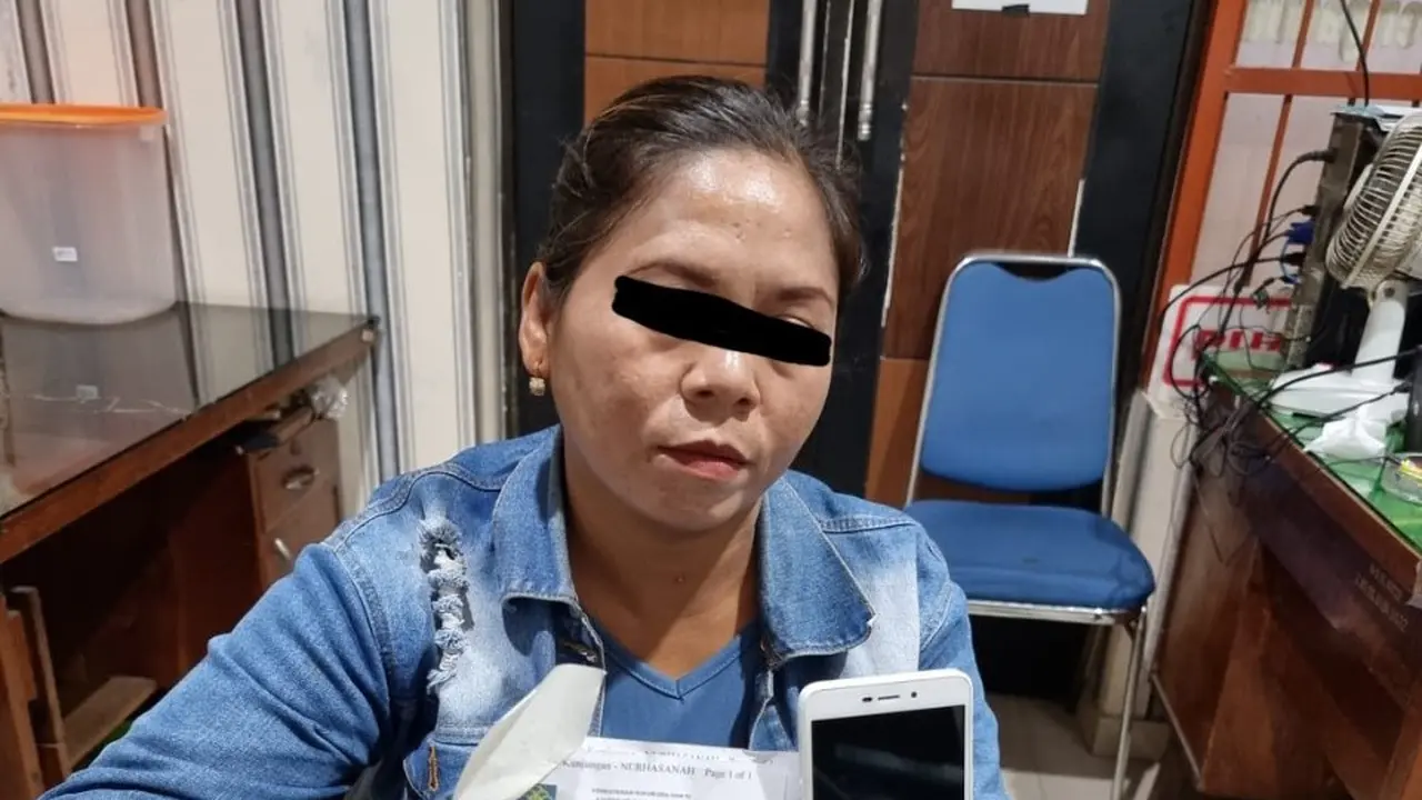 NH kepergok menyelundupkan ponsel ke lapas Sidoarjo. (Dian Kurniawan/Liputan6.com)