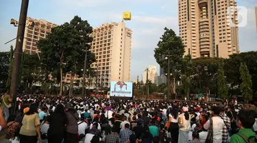 Umat katolik saat mengikuti misa agung melalui layar lebar di area Parkir Timur Gelora Bung Karno (GBK) Senayan, Jakarta, Kamis (5/9/2024). (Liputan6.com/Angga Yuniar)