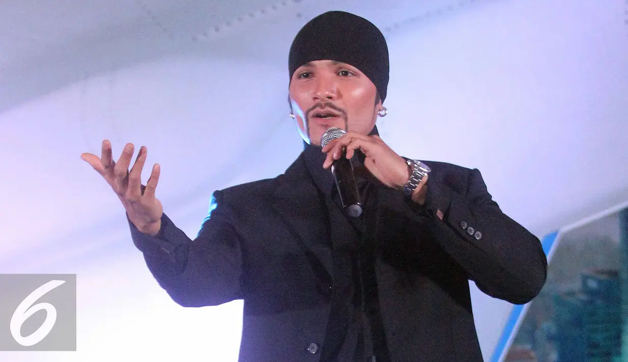 Romy Rafael memberi keterangan terkait rencana pertunjukkannya di tiga negara Timur Tengah, Jakarta, Senin (5/12). Ketiga negara tersebut adalah Mesir, Palestina, dan Israel. (Liputan6.com/Herman Zakharia)