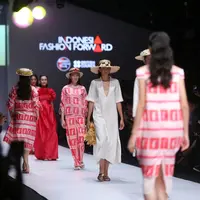Jii, ATS The Label, Lekat, menghadirkan koleksi khas musim panas di panggung Jakarta Fashion Week 2019.