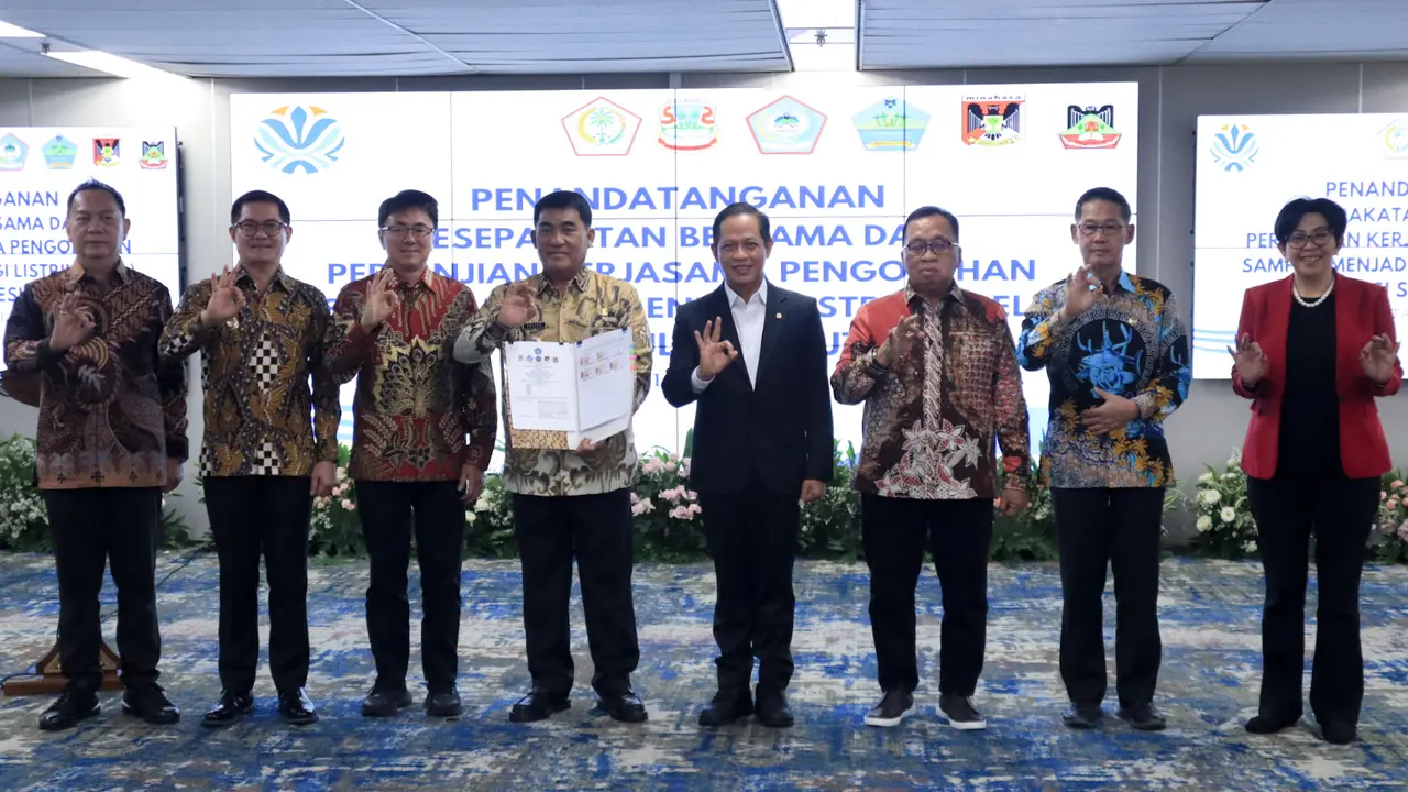 Menteri LH/Kepala BPLH Hanif Faisol Nurofiq dalam penandatanganan Kesepakatan Bersama penyelenggaraan PSEL di wilayah Sulawesi Utara.