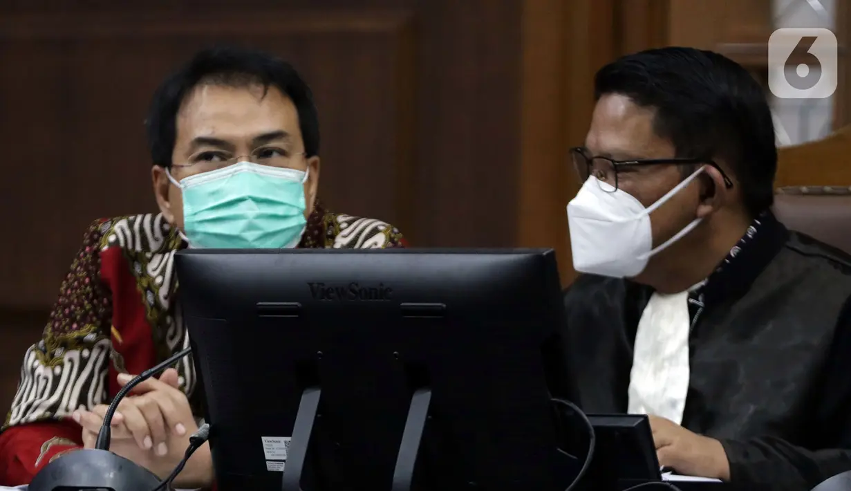 Mantan Wakil Ketua DPR Azis Syamsuddin (kiri) saat sidang lanjutan dugaan suap penanganan perkara korupsi di Lampung Tengah, Pengadilan Tipikor Jakarta, Kamis (23/12/2021). Sidang beragendakan pemeriksaan keterangan saksi-saksi. (Liputan6.com/Helmi Fithriansyah)
