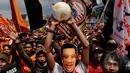 Puluhan ribu Jakmania (suporter tim Persija) menggelar aksi di depan Istana Negara, Jakarta, Selasa (5/5/2015). Dalam aksinya, salah satu anggota Jakmania menggunakan topeng wajah Menpora Imam Nahrawi.  (Liputan6.com/Johan Tallo)