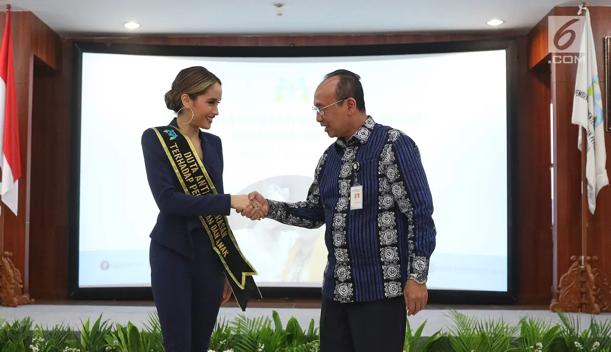 Sekretaris KemenPPPA Pribudiarta Nur Sitepu usai menyematkan selempang "Duta Anti Kekerasan terhadap Perempuan dan Anak" kepada Cinta Laura Kiehl pada acara penobatan di Kantor Kementerian Pemberdayaan Perempuan dan Perlindungan Anak, Jakarta, Senin (29/7/2019). (Liputan6.com/Herman Zakaharia)
