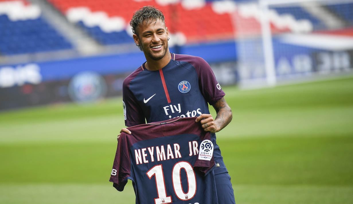 Bintang Brasil, Neymar, memegang jersey nomor 10 saat diperkenalkan sebagai pemain baru PSG di Stadion Parc des Princes, Paris, Jumat (4/8/2017). Neymar didatangkan dari Barcelona dengan harga 222 juta euro. (AFP/Lionel Bonaventure)