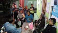 Kepolisian Resor Bogor mendata salah satu orang dengan gangguan jiwa di Kabupaten Bogor, Jawa Barat, Rabu (14/2). Sebanyak 16 orang gangguan kejiwaan diamankan untuk mencegah terjadinya tindak penyimpangan terhadap mereka. (Liputan6.com/HO/Polres Bogor)