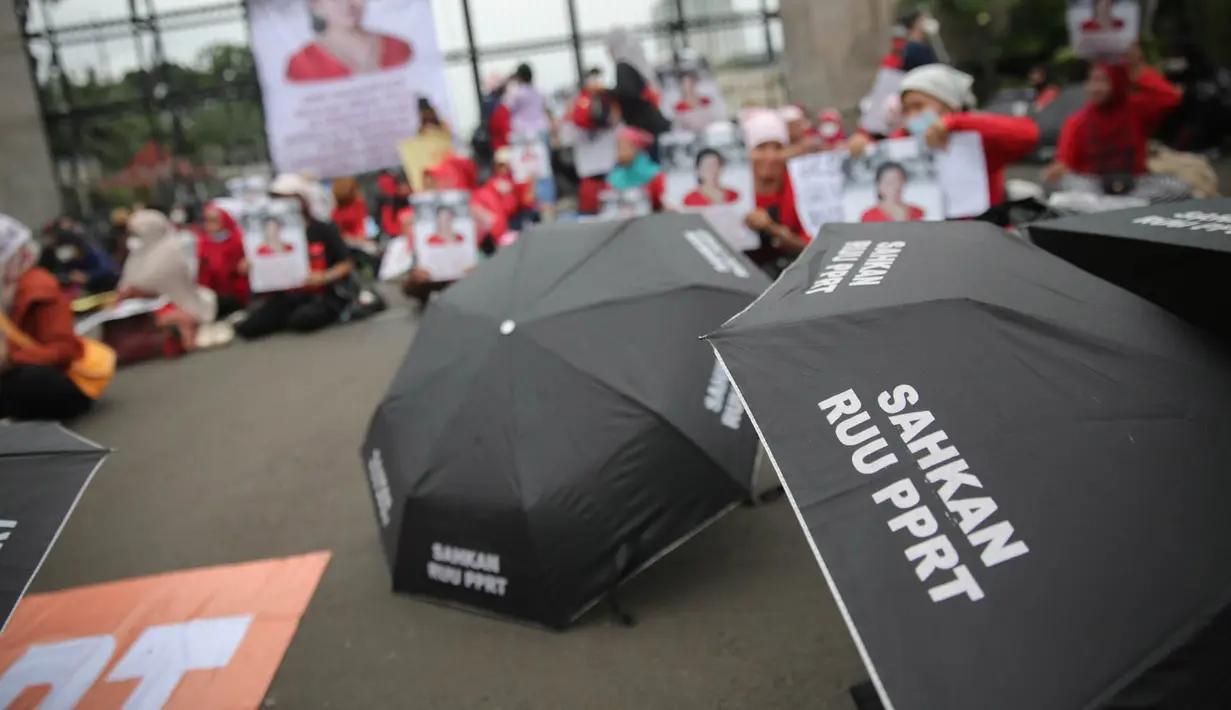 Peserta aksi dari kalangan perempuan melakukan demonstrasi di depan Gedung DPR RI, Jakarta, Rabu (8/3/2023). Dalam aksinya, para peserta aksi menuntut untuk bertemu Ketua DPR RI Puan Maharani dan para pimpinan DPR. (Liputan6.com/Faizal Fanani)