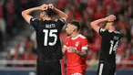 Reaksi para pemain Juventus pada akhir laga matchday 5 fase grup Liga Champions 2022/2023 melawan Benfica di Da Luz, Rabu (26/10/2022) dini hari WIB. Juventus dipastikan tersingkir dari Liga Champions setelah dikalahkan Benfica. (Photo by PATRICIA DE MELO MOREIRA / AFP)