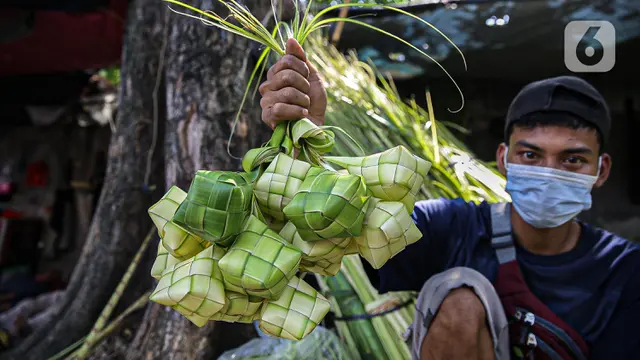 FOTO: Penjualan Cangkang Ketupat Sepi Pembeli Dampak PPKM Darurat