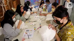 Anak-anak belajar melukis di sela-sela pembukaan Studio Ganara Art di PIK Avenue, Jakarta (14/06/2022). Studio Ganara Art yang ketiga mengadakan program khusus Pay as You Wish hingga 19 Juni untuk kelas Coloring on Fabric (tote bag dan topi) dan Coloring on Pottery (gelas/vas) bagi semua pengunjung. (Liputan6.com/Fery Pradolo)