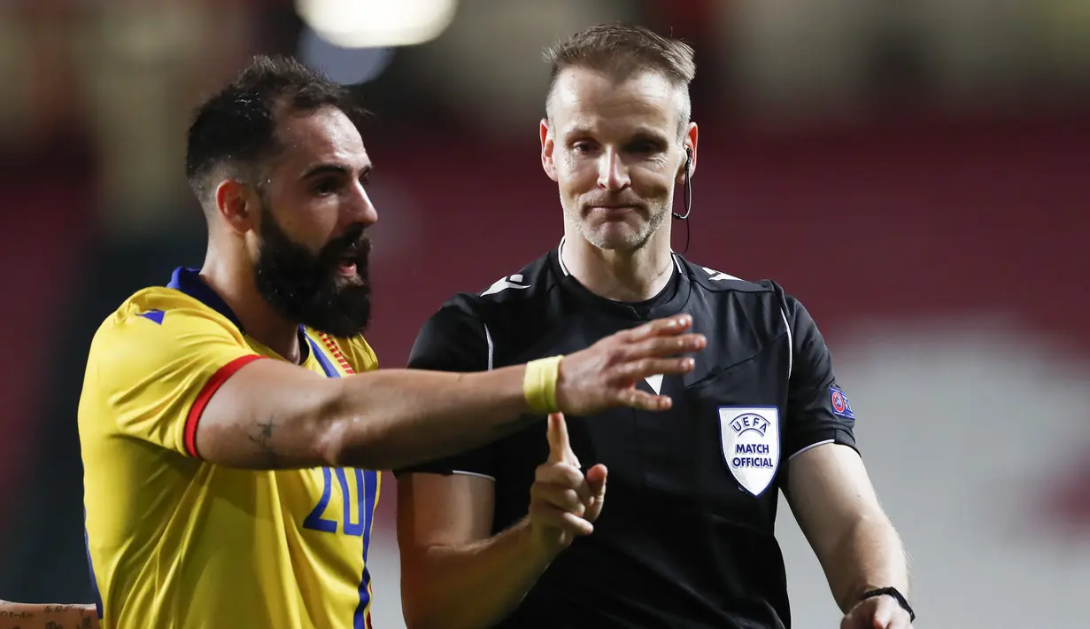 Pemain Andorra, Adria Rodrigues memprotes keputusan wasit Alain Bieri dalam laga uji coba Internasional melawan Portugal di Stadion Luz, Lisbon, Portugal, Kamis (12/11/2020) dini hari WIB. Andorra kalah telak 0-7 dari Portugal. (AP Photo/Armando Franca)