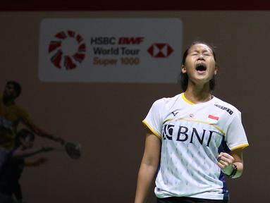 Pada hari pertama babak 32 besar Kejuaraan Bulu Tangkis Indonesia Open 2023 total ada 10 wakil Merah Putih yang bertanding di Istora Senayan, Jakarta, Selasa (13/6/2023). Tercatat, 6 wakil Indonesia berhasil memenangkan pertandingan dan melaju ke babak 16 besar, sementara 4 wakil lainnya harus angkat koper lebih dini, termasuk andalan di tunggal putri, Gregoria Mariska Tunjung yang disingkirkan wakil India, Pusarla Shindu. Berikut ini tiga dari 6 wakil Indonesia yang sukses melenggang ke babak 16 besar. (Bola.com/Bagaskara Lazuardi)