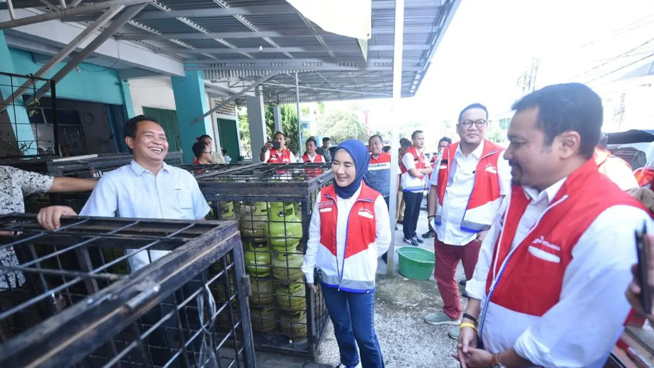 Direktur Utama PT Pertamina (Persero) Nicke Widyawati melakukan inspeksi mendadak (sidak) ke pangkalan LPG 3 kg di wilayah Sumatera Selatan, Senin (31/7/2023). (Dok Pertamina)