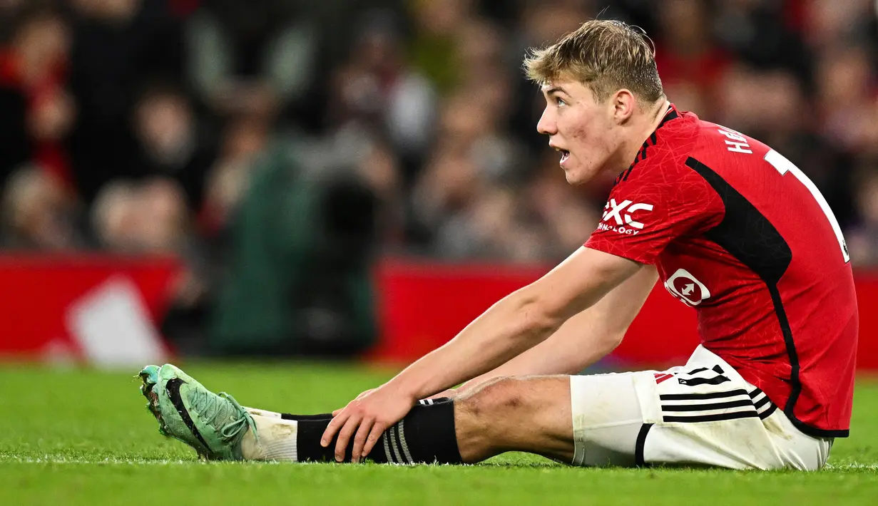 Pemain Manchester United, Rasmus Hojlund terduduk setelah berduel dengan pemain Luton Towd pada laga lanjutan Liga Inggris 2023/2024 di Old Trafford, Manchester, Inggris, 11 November 2023. (AFP/Oli Scarff)