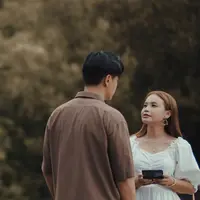 Rossa terlibat cinta segitiga dengan Lee Donghae dan Dion Wiyoko di MV terbaru.