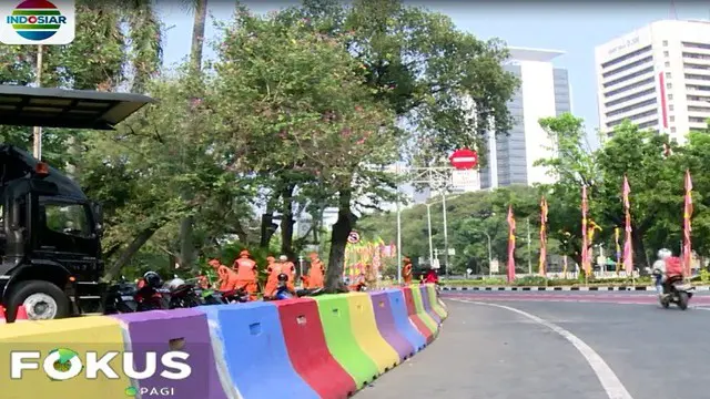 Separator Transjakarta bak Pelangi Dianggap Melanggar Aturan Menhub
