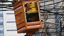 Beberapa kabel fiber optik yang belum dipindahkan atau masih ada di udara acap kali menjuntai ke jalan raya dan mengganggu pengguna jalan. (Liputan6.com/Angga Yuniar)