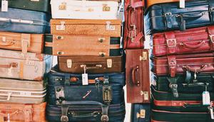 Ilustrasi Koper untuk Traveling | unsplash.com/@cselfors