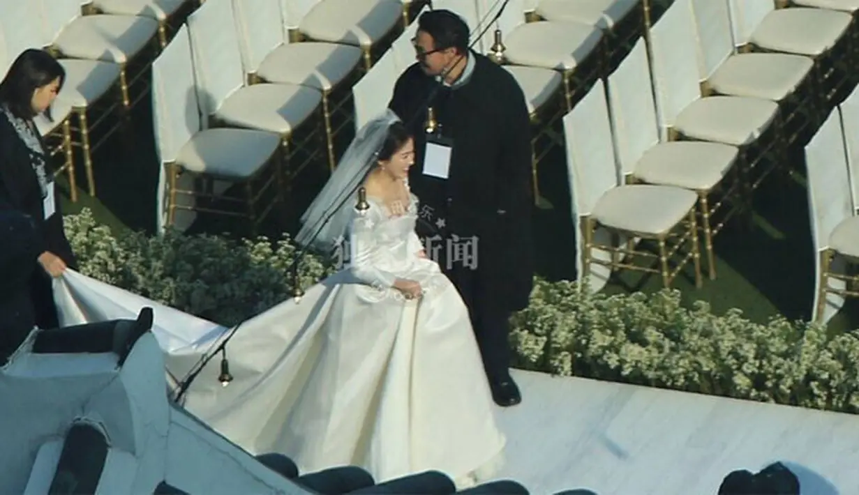 Usai meresmikan hubungannya sebagai suami-istri, Song Joong Ki  dan Song Hye Kyo akan bertandang ke Eropa untuk melakukan bulan madu. Selamat berbahagia, Song Joong Ki  dan Song Hye Kyo! (Twitter/xswagsugax)