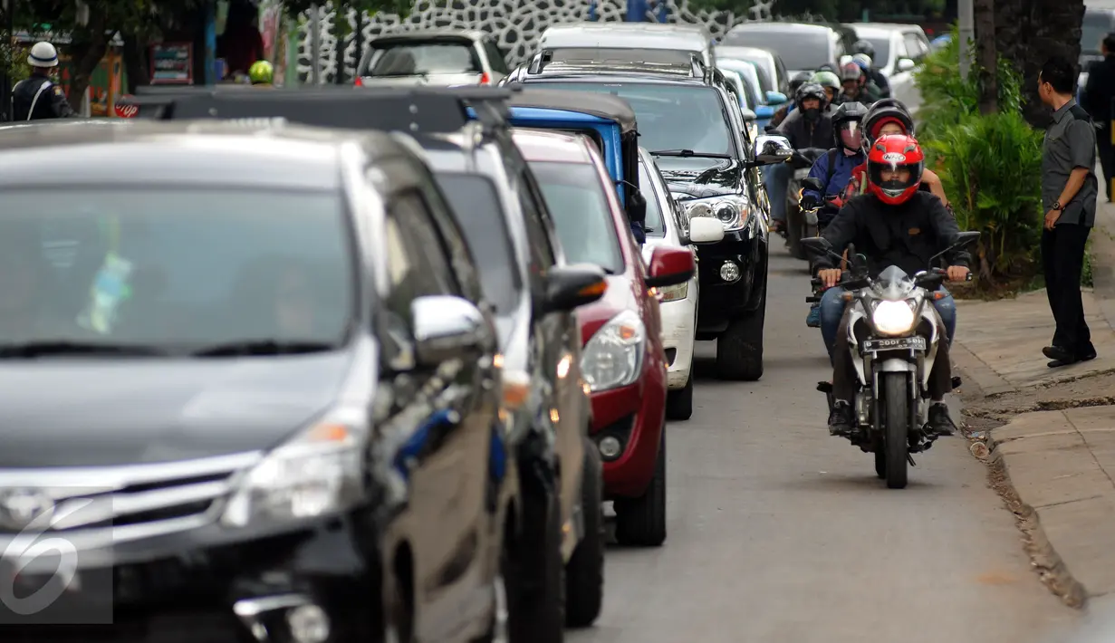 Sejumlah kendaraan terlihat antre untuk bisa melintasi ruas Jalan Kemang Raya, Minggu (28/8). Penutupan terkait proses pengeringan lokasi parkir bawah tanah pertokoan akibat banjir yang terjadi sejak Sabtu malam (27/8). (Liputan6.com/Helmi Fithriansyah)