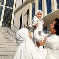 Anisa Rahma umroh bareng bayi di ramadan. (credit:instagram.com/anisarahma_12/umrohmoment)