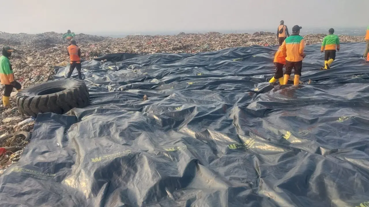 Pemasangan geomembrane di TPST Bantargebang.