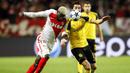 Gelandang AS Monaco, Tiemoue Bakayoko, berebut bola dengan pemain Dortmund, Nuri Sahin pada laga perempat final liga Champions di Stadion Stade Louis II, Monaco, (03/05/2017). (EPA/Gulliaume Horcajuelo)