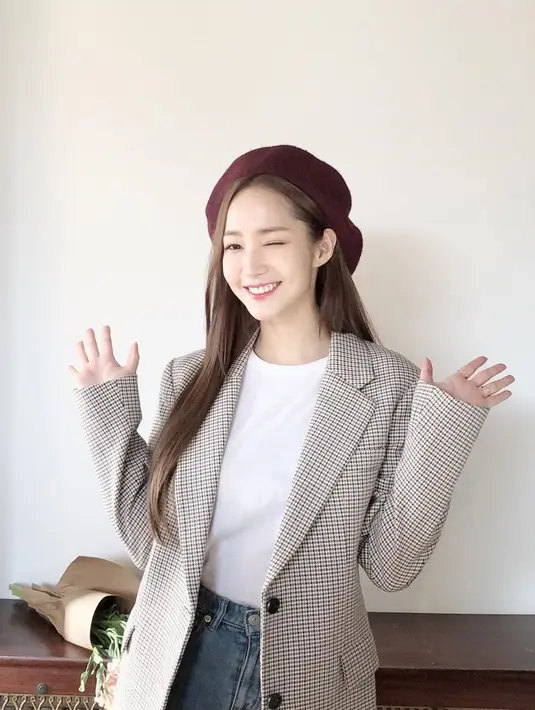 Park Min-young memang identik memerankan sosok cantik dengan penampilan elegan di drama Korea. Seperti potretnya sebagai sekretaris bernama Kim Mi-so di drama Whats Wrong With Secretary Kim dan jadi Sung Deok-mi seorang kurator museum di Her Private Life. Potret elegannya Park Min-young dengan jas ini sudah melekat di pencinta drama Korea. (Liputan6.com/IG/@rachel_mypark)
