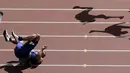 Pelari Amerika Serikat, Trey Hardee terjatuh saat mengikuti nomor lari halang rintang 110-meter  pada World Athletics Championships, London (12/8/2017). (AP/Tim Ireland)