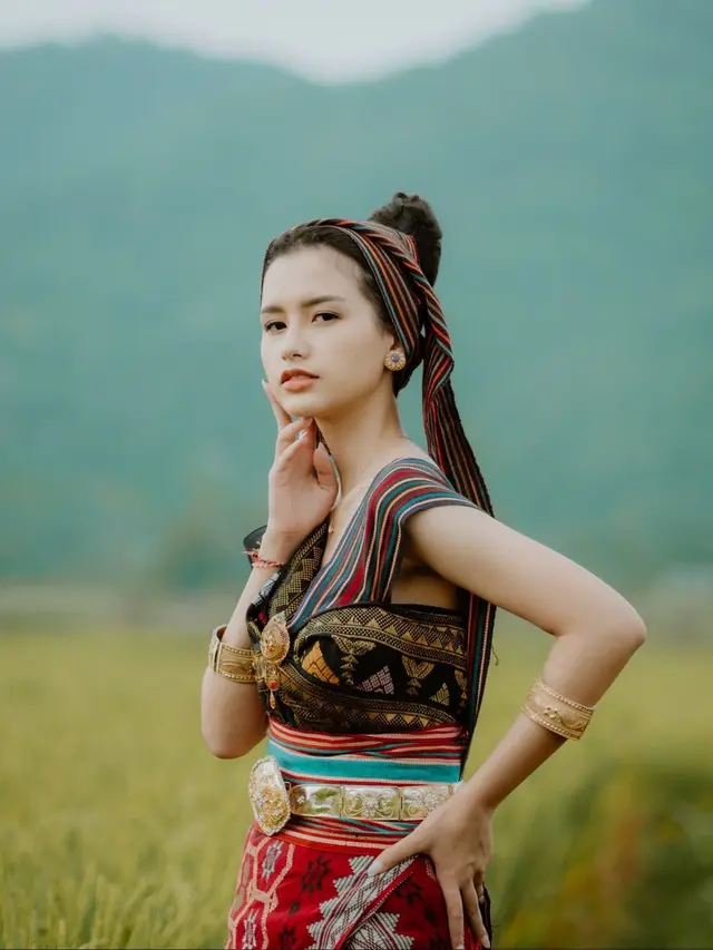 7 Pesona Sarah Menzel Pakai Baju Tradisional NTB, Curi Perhatian