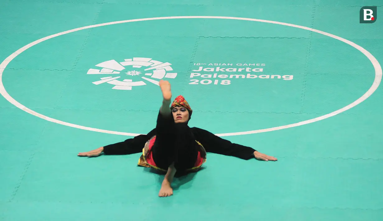 Pesilat Indonesia, Puspa Arumsari, saat beraksi pada Asian Games di Arena Silat TMII, Jakarta, Senin (27/8/2018). Puspa meraih medali emas kelas seni kategori tunggal putri dengan nilai 467. (Merdeka.com/Arie Basuki)