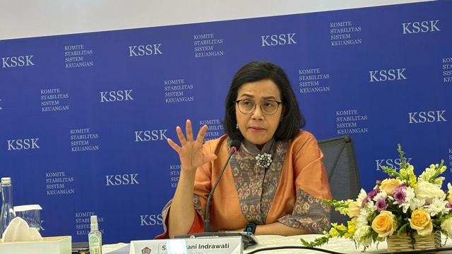 Menteri Keuangan sekaligus Ketua KSSK Sri Mulyani Indrawati, dalam konferensi pers KSSK di Kantor Pusat Lembaga Penjamin Simpanan (LPS), Jakarta, Jumat (2/8/2024). (Tira/Liputan6.com)