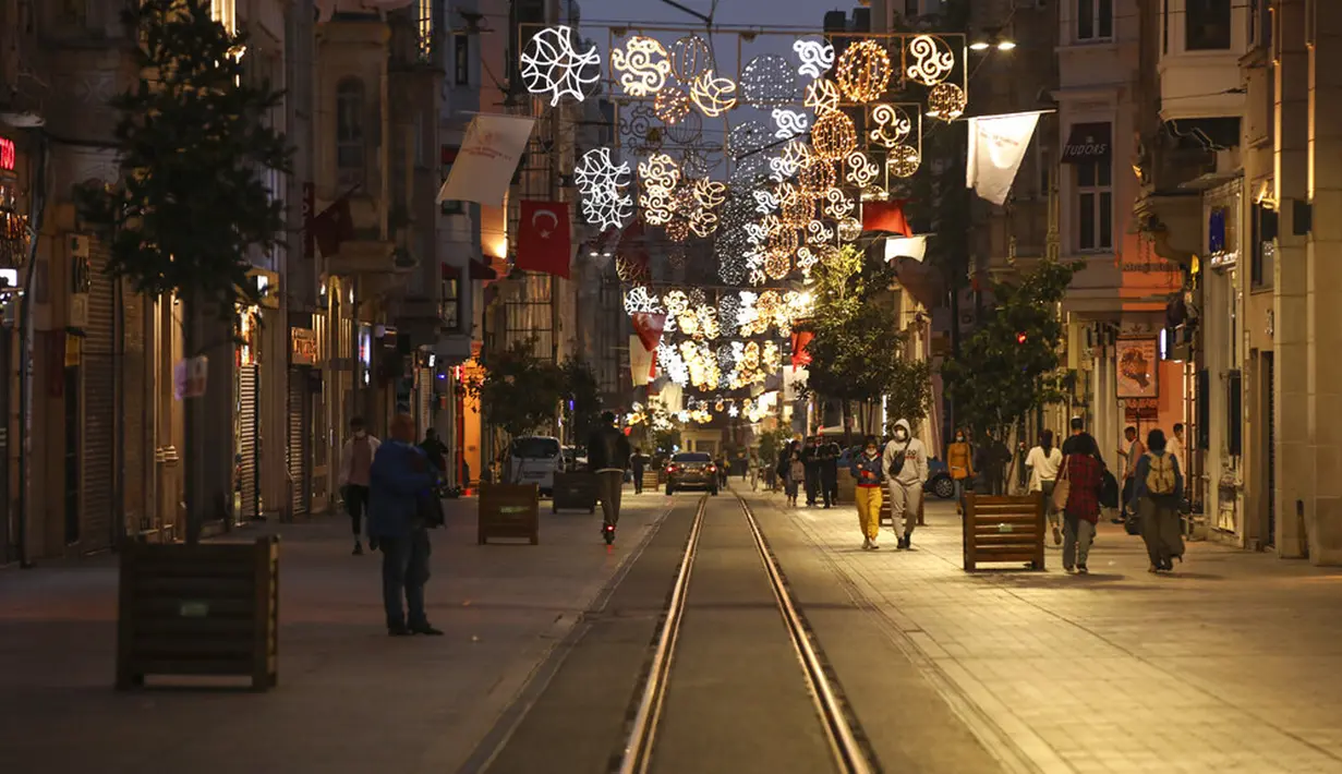 Suasana sepi di Istiklal Street yang merupakan jalan perbelanjaan utama Istanbul, Turki, Kamis (29/4/2021). Orang-orang menimbun bahan makanan, pembeli memenuhi pasar, dan banyak warga meninggalkan kota karena lockdown COVID-19 paling ketat di Turki mulai berlaku. (AP Photo/Emrah Gurel)