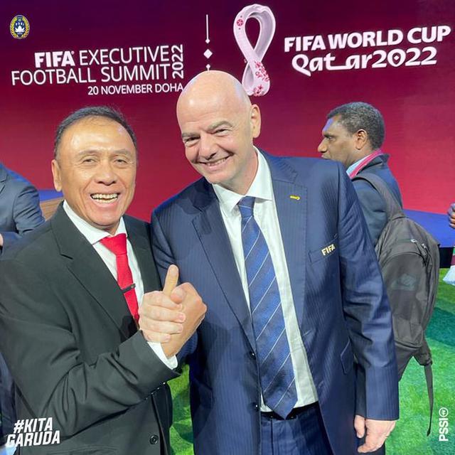Ketua PSSI, Mochamad Iriawan bersama Presiden FIFA, Gianni Infantino di Qatar.