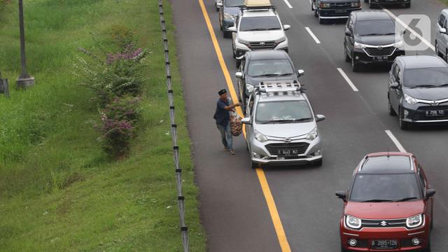 Mengais Rezeki dari Kemacetan di Tol Cipali