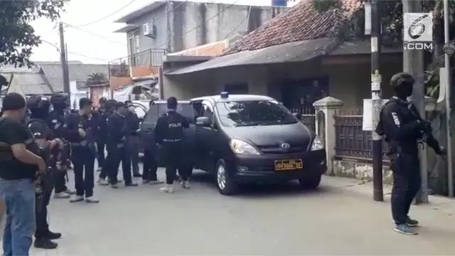 Tim Densus 88 Antiteror Polri melakukan penggerebekan di rumah tiga terduga teroris, di Jalan Gempol, Kunciran, Kelurahan Pinang, Tangerang.