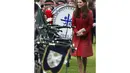 Duchess of Cambridge, Catherine Elizabeth Middleton terus tersenyum saat berjumpa masyarakat Crieff, Skotlandia yang menyambut kedatangannya, (29/5/2014). (REUTERS/Russell Cheyne)
