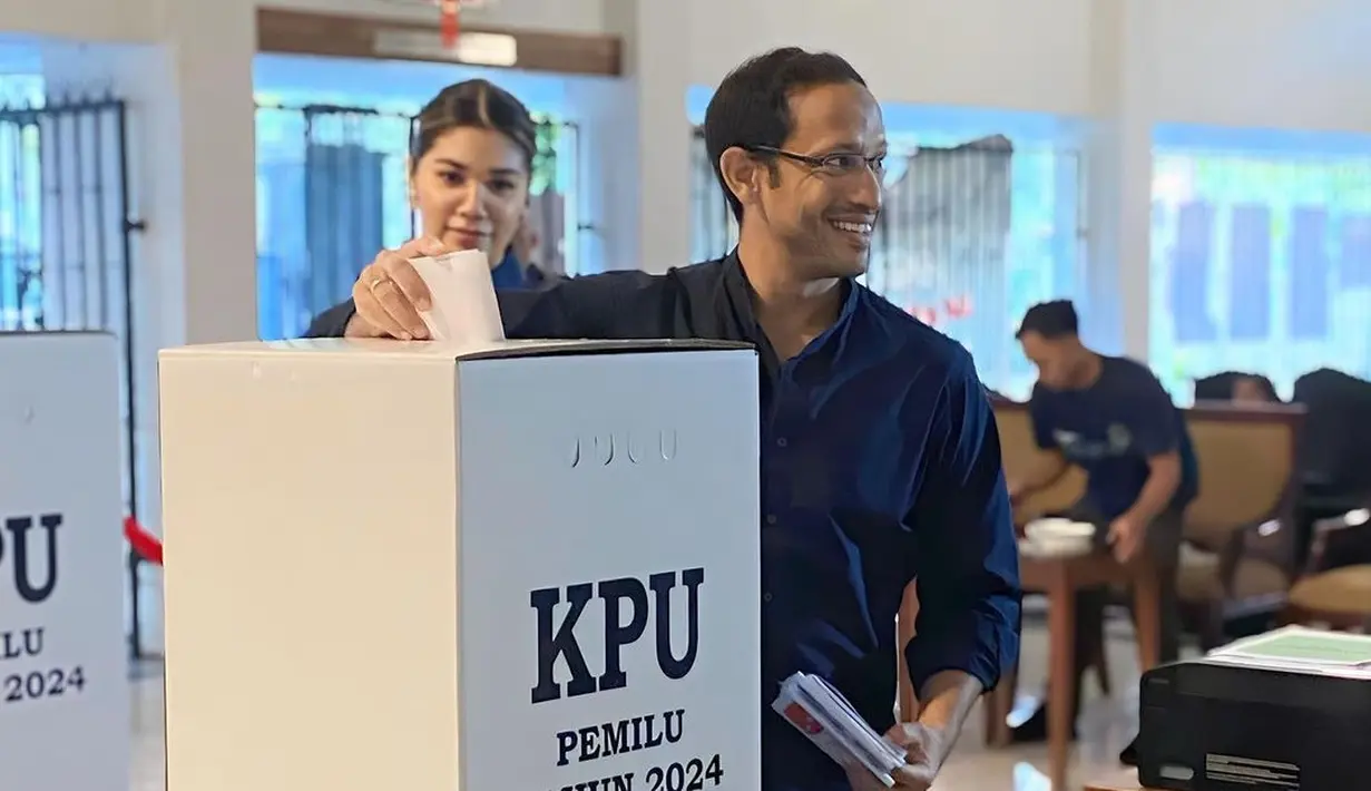 Menteri Pendidikan, Kebudayaan, Riset, dan Teknologi, Nadiem Makarim menggunakan hak pilihnya di TPS 03, SMA Pangudi Luhur. [@nadiemmakarim]