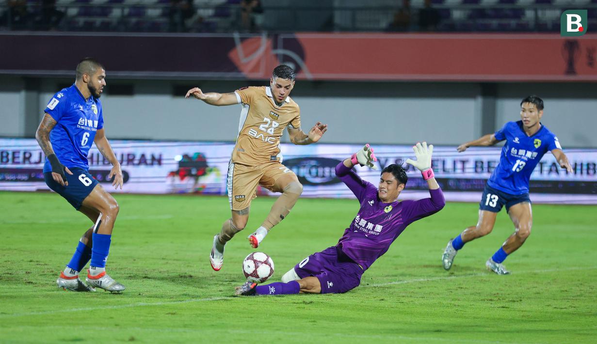 Pemain Dewa United, Alexis Messidoro, berusaha mencetak gol ke gawang Tainan City FC pada matchday kedua Grup E AFC Challenge League 2025/2026 di Stadion Indomilk Arena, Rabu (29/10/2025) malam WIB. (Bola.com/M Iqbal Ichsan)