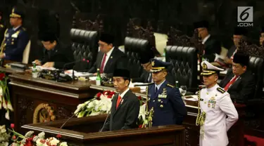 Presiden Joko Widodo (Jokowi) menyampaikan Pidato Kenegaraan, Nota Keuangan dan Rancangan Anggaran Pendapatan Belanja Negara (RAPBN) 2018 di Gedung Parlemen, Jakarta (16/8). (Liputan6.com/Johan Tallo)