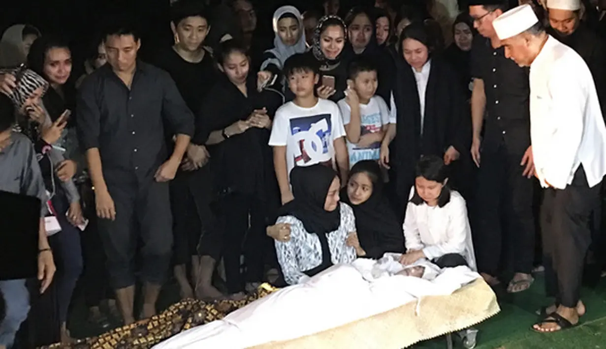 Ririn tiba di pemakaman San Diego Hill, karawang, Minggu (11/6/2017) sekitar pukul 20.00 WIB, Ririn langsung bersimpuh di depan jasad suaminya yang sudah dibungkus kain kafan dan siap masuk liang lahat. (Instagram/sungsukardi)