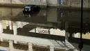 Sebuah mobil ditinggalkan terparkir akibat terendam banjir di pusat perbelanjaan di California, Rabu (6/1/2016). Badai El Nino melanda wilayah selatan California dengan membawa hujan deras ke kawasan yang sempat dilanda kekeringan. (REUTERS/Mike Blake)