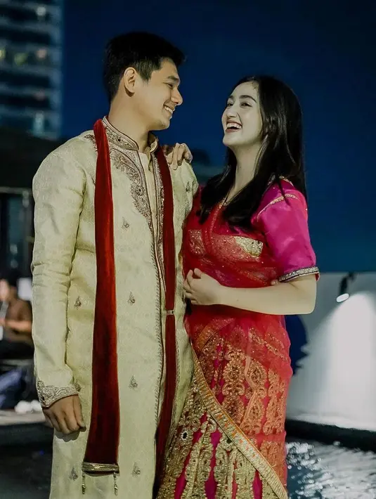 Ranty Maria memakai sari lengkap sementara Rayn mengenakan kurta. Rayn memberikan caption foto ini 'Shah rukh khan dan kajooll KW'. [Foto: @rantymaria]