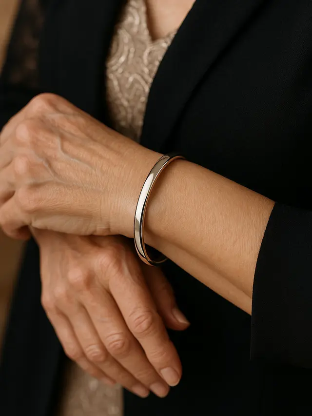 Pilihan Gelang Emas Putih untuk Usia 50 Tahun ke Atas