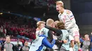 Para pemain Denmark meluapkan kebahagiaan usai laga melawan Rusia berakhir. Mereka dipastikan akan mendampingi Belgia ke babak 16 besar dengan keunggulan selisih gol atas Finlandia dan Rusia yang juga punya jumlah poin sama yakni tiga. (Stuart Franklin/Pool via AP)