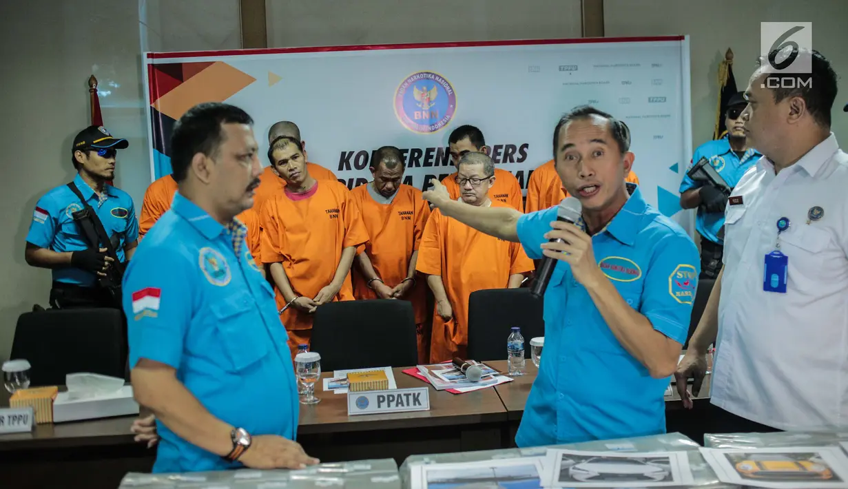 Tersangka Kasus Tindak Pidana Pencucian Uang (TPPU)  dihadirkan saat rilis di Gedung BNN, Jakarta, Kamis (25/7/2019). BNN menyita total aset sebesar Rp 60 milliar. Aset tersebut berasal dari hasil ungkap 20 kasus narkotika dari Januari hingga Juli 2019. (Liputan6.com/Faizal Fanani)
