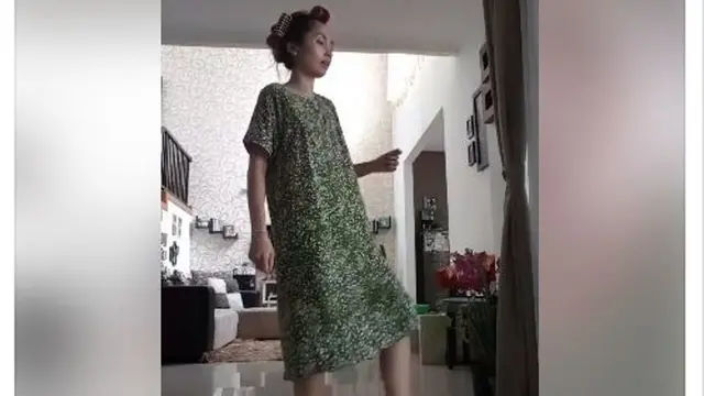 [Bintang] Arisan Pakai Dolar dan Baju Seragaman, Video Emak-emak Zaman Now Curhat Ini Kocak Banget